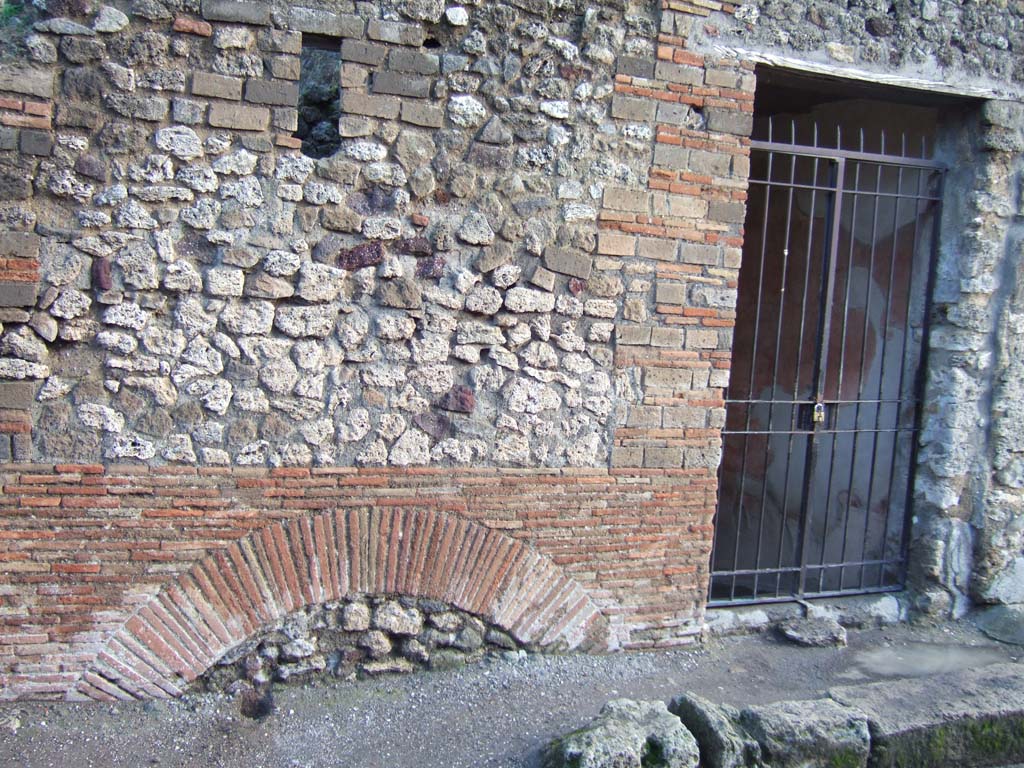 VI.8.3 Pompeii. December 2005. Entrance and side wall.