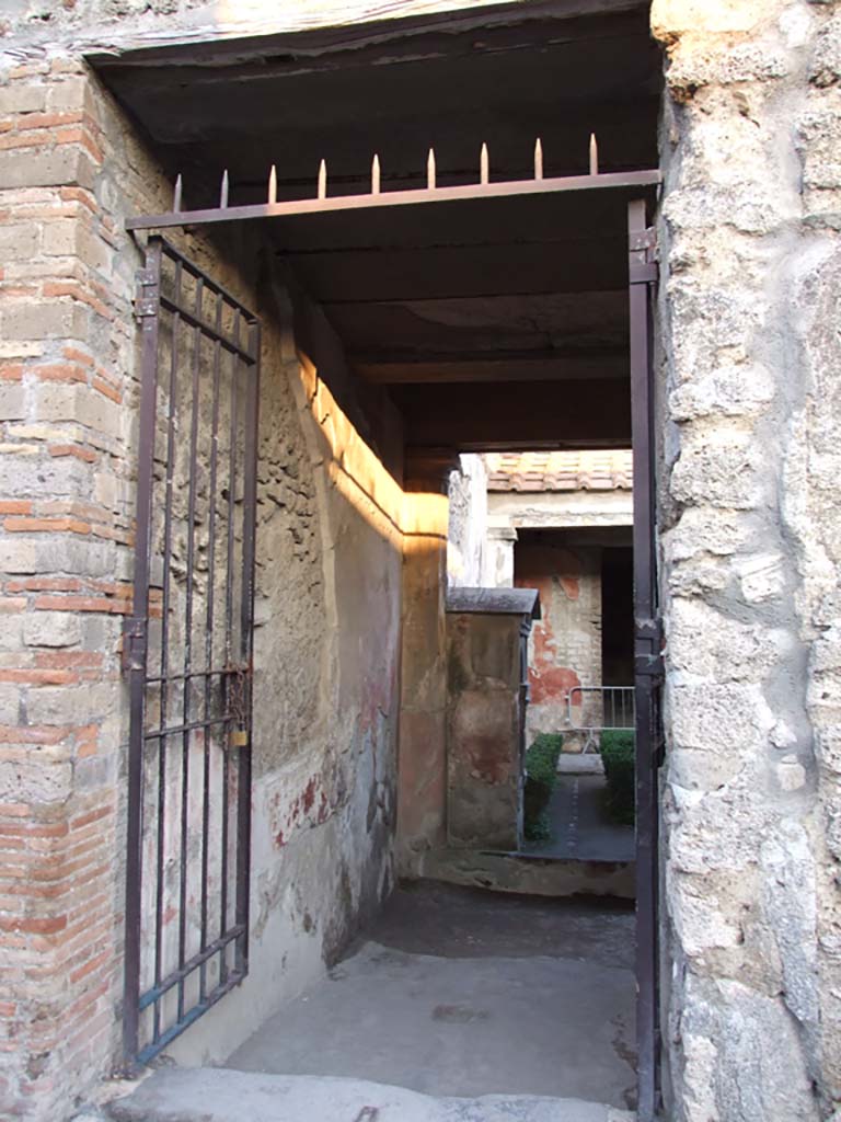 VI.8.3 Pompeii. December 2006. Entrance corridor.