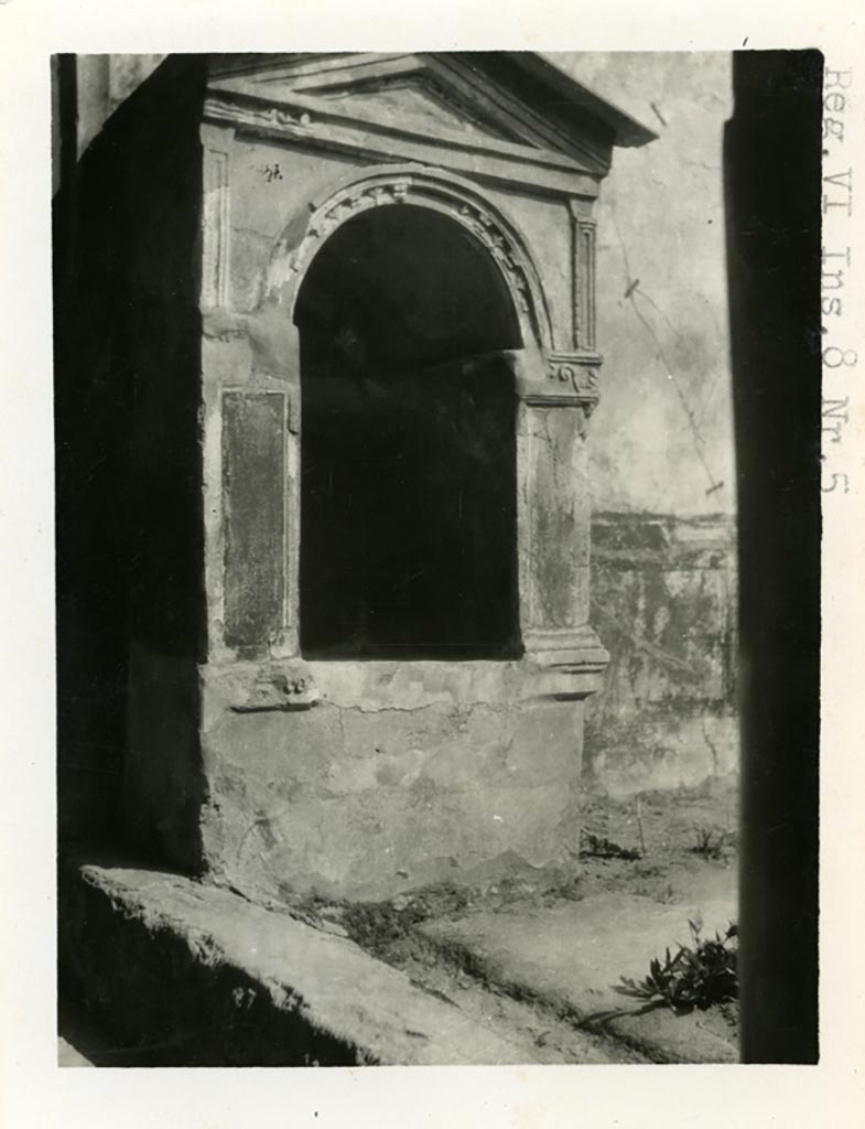 VI.8.3/5 Pompeii. Pre-1937-39. Aedicula lararium near north wall of garden area.
Photo courtesy of American Academy in Rome, Photographic Archive. Warsher collection no. 1557a.
