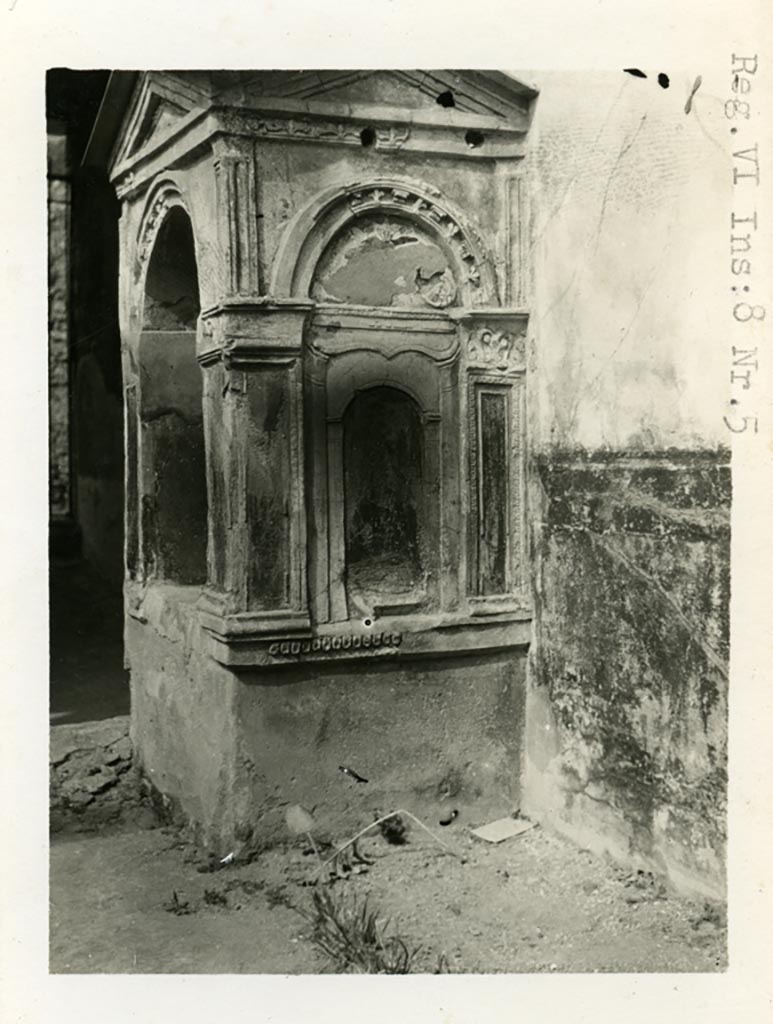 VI.8.3/5 Pompeii. Pre-1937-39. East side of lararium.
Photo courtesy of American Academy in Rome, Photographic Archive. Warsher collection no. 1557.

