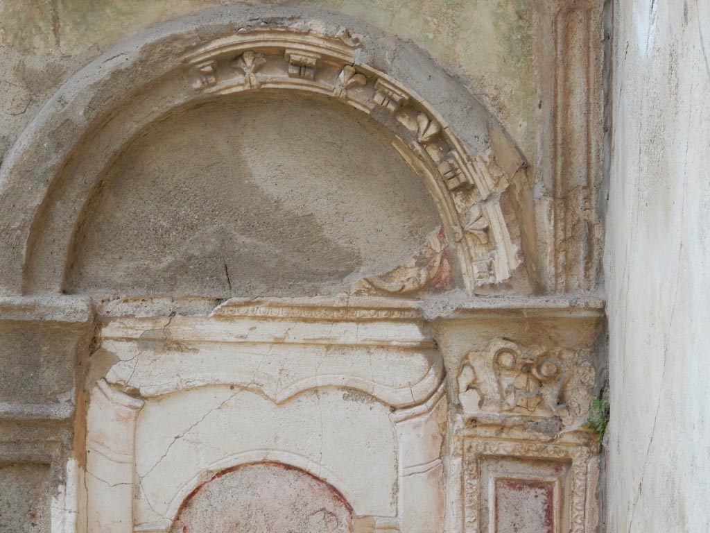 VI.8.3/5 Pompeii. May 2015. Detail of stucco on east side of lararium. Photo courtesy of Buzz Ferebee.