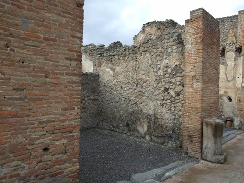 VI.8.16 Pompeii. December 2007. Entrance doorway and north wall. Found in May 1826, on the pilaster on the right of the entrance, between 16 and 17, were 
M(arcum) C(errinium) V(atiam) aed(ilem) o(ro) v(os) f(aciatis)     [CIL IV 190]
Veranium quinq(uennalem)
o(ro) v(os) f(aciatis)    [CIL IV 191]
M(arcum) S(amellium) M(odestum) (a)e(dilem?)    [CIL IV 192]
See Pagano, M. and Prisciandaro, R., 2006. Studio sulle provenienze degli oggetti rinvenuti negli scavi borbonici del regno di Napol.  Naples : Nicola Longobardi. (p.135)  PAH II, 158;  III, 69 (to the right of the 5th habitation)
