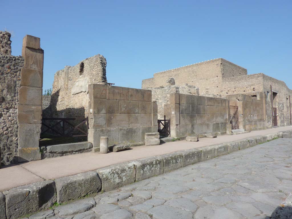 VI.8.20 Pompeii, on left. October 2014. Looking towards west side of Via di Mercurio, with VI.8.21, in centre, VI.8.22 and 23, on right.
Foto Annette Haug, ERC Grant 681269 DÉCOR.

