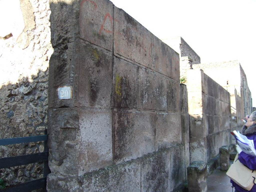 VI.8.20 Pompeii, and outside wall leading to VI.8.21.  December 2005.
Graffiti found in June 1826 on the right hand side of the entrance, were –
[Hyp]saeum quinq(uennalem)
d(ignum) r(ei) p(ublicae) vicini volunt    [CIL IV 193]
Casellium aed(ilem) o(ro) v(os) f(aciatis)    [CIL IV 194]
Also found in June 1826 on the wall that followed the fullonica, written in black, were –
C(aium) Gavium Rufum IIvir(um) i(ure) d(icundo) o(ro) v(os) f(aciatis)     [CIL IV 198]
M(arcum) Holconium Priscum    [CIL IV 199]
L(ucium) Veranium Hypsaeum
quinq(uennalem) o(ro) v(os) f(aciatis)    [CIL IV 200]
Celsum aed(ilem)
o(ro) v(os) f(aciatis)    [CIL IV 201]
See Pagano, M. and Prisciandaro, R., 2006. Studio sulle provenienze degli oggetti rinvenuti negli scavi borbonici del regno di Napoli.  Naples : Nicola Longobardi. (p. 135)  PAH II, 160; III, 69;  PAH II, 165; III, 71.
According to Varone and Stefani, CIL IV 30 was also found on this wall, and is still partially conserved, see also description on photo below.
See Varone, A. and Stefani, G., 2009. Titulorum Pictorum Pompeianorum, Rome: L’erma di Bretschneider, (p.319)
According to Epigraphik-Datenbank Clauss/Slaby (See www.manfredclauss.de), this read as –
Q(uintum) Caecil(ium) q(uaestorem) v(irum) b(onum) et [3] be[nef]icum       [CIL IV 30]
