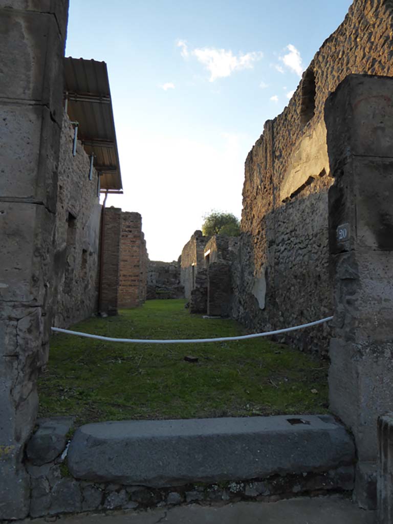 VI.8.20 Pompeii. January 2017. Looking west from entrance doorway.
Foto Annette Haug, ERC Grant 681269 DÉCOR.
