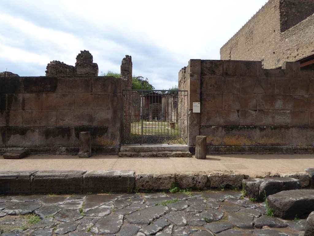 VI.8.22 Pompeii. September 2017. Looking towards entrance doorway on west side of Via di Mercurio.
Foto Annette Haug, ERC Grant 681269 DÉCOR.
