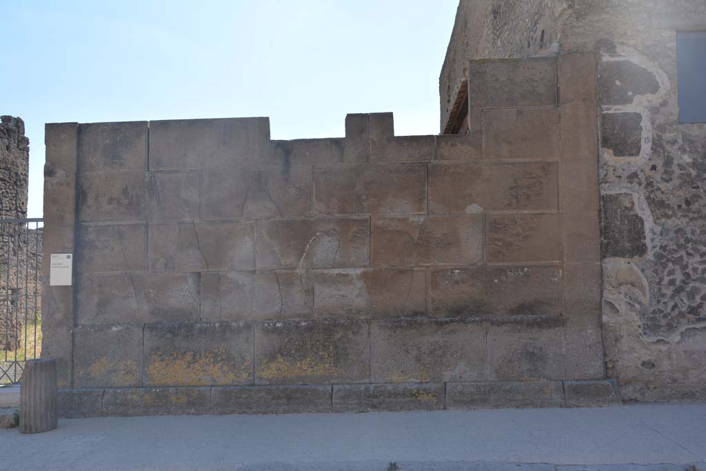 VI.8.22 Pompeii. July 2017. Exterior wall on north side of doorway on west side of Via di Mercurio. 
Foto Annette Haug, ERC Grant 681269 DÉCOR.
In June 1826, graffiti was found on the wall to the right of the entrance, it read –

Q(uintum) Postium Modestum
quinq(uennalem) d(ignum) r(ei) p(ublicae) o(ro) v(os) f(aciatis)    [CIL IV 195]

Cerrinium aed(ilem) o(ro) v(os) f(aciatis)    [CIL IV 196]

L(ucium) Albucium aed(ilem) d(ignum) r(ei) p(ublicae) o(ro) v(os) f(aciatis)    [CIL IV 197]

In August 1826, found on the wall on the right side of the doorway, was –

M(arcum) Holconium
Priscum IIvir(um) i(ure) d(icundo)
pomari universi
cum Helvio Vestale rog(ant)    [CIL IV 202, painted in red]

A(ulum) Vettium Caprasium Felicem aed(ilem) o(ro) v(os) f(aciatis) vicini     [CIL IV 204]

In February 1827, found on the same wall, was –

Casellium Marcellum rog(at)
Memor sodalis facit o[3]     [CIL IV 209]

Samellium aed(ilem) o(ro) v(os) f(aciatis)    [CIL IV 210]

Casellium aed(ilem) o(ro) v(os) f(aciatis)     [CIL IV 211]
 
See Pagano, M. and Prisciandaro, R., 2006. Studio sulle provenienze degli oggetti rinvenuti negli scavi borbonici del regno di Napoli. Naples: Nicola Longobardi. (p.135-6) PAH II, 164, 172; III, 70, 72, 76
See Della Corte, M., 1965.  Case ed Abitanti di Pompei. Napoli: Fausto Fiorentino, (p.59) and see VI.8.12.

According to Varone and Stefani, also found on this wall on the north of the entrance, was CIL IV 28.
See Varone, A. and Stefani, G., 2009. Titulorum Pictorum Pompeianorum, Rome: L’erma di Bretschneider, (p.320)
According to Epigraphik-Datenbank Clauss/Slaby (See www.manfredclauss.de), it read as –

Q(uintum) Herenn[ium] v(irum) b(onum)       [CIL IV 28]

