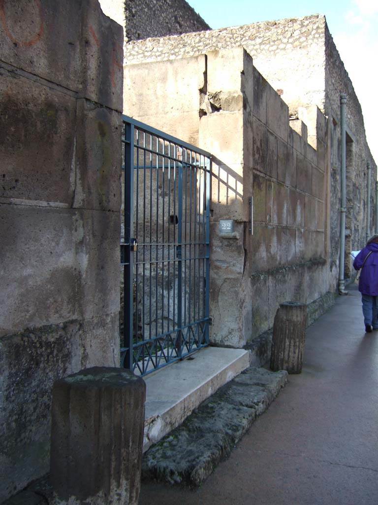 VI.8.22 Pompeii. December 2005. Looking north from entrance on Via Mercurio.