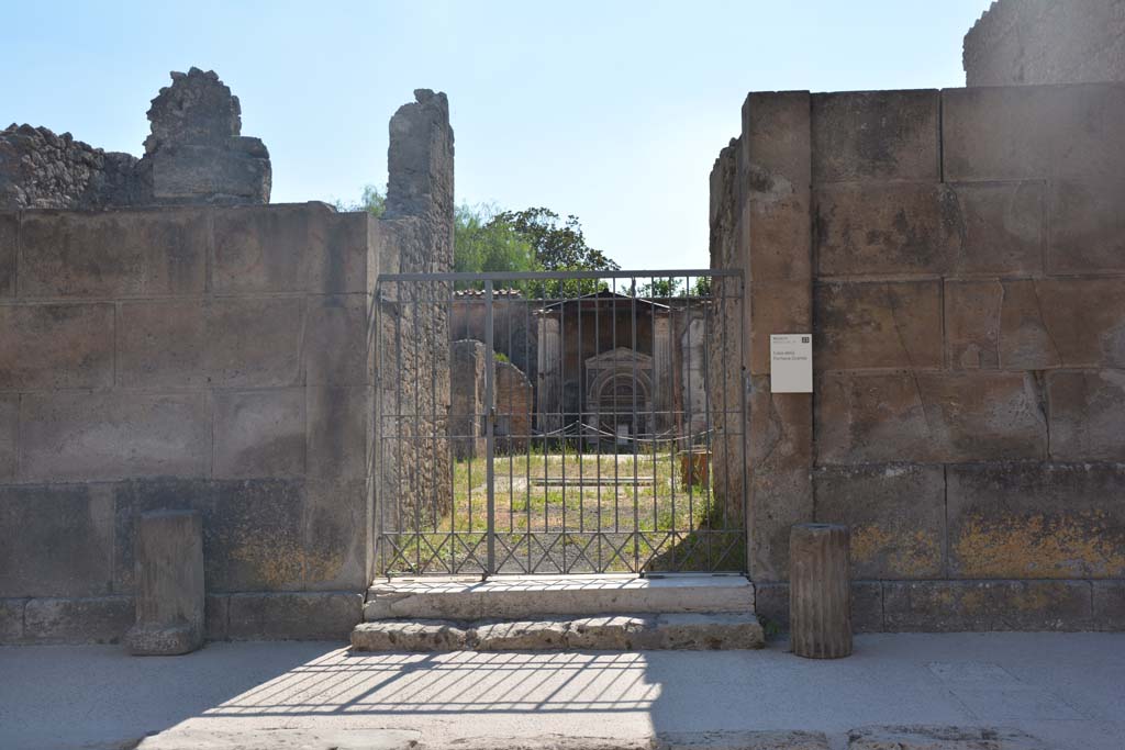 VI.8.22 Pompeii. July 2017. Looking west through entrance doorway.
Foto Annette Haug, ERC Grant 681269 DÉCOR.
