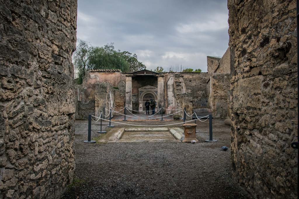 VI.8.22 Pompeii. January 2019. Looking west from entrance corridor, across atrium and impluvium. Photo courtesy of Johannes Eber.