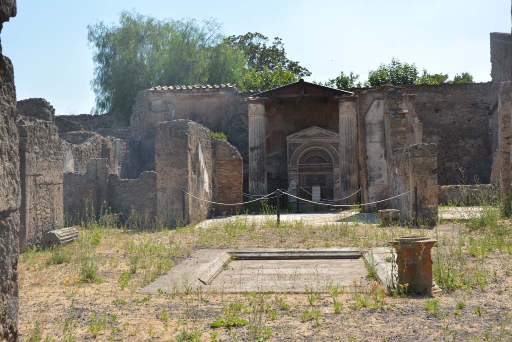 VI.8.22 Pompeii. July 2017. Looking west from entrance corridor, across impluvium in atrium.
Foto Annette Haug, ERC Grant 681269 DÉCOR.
