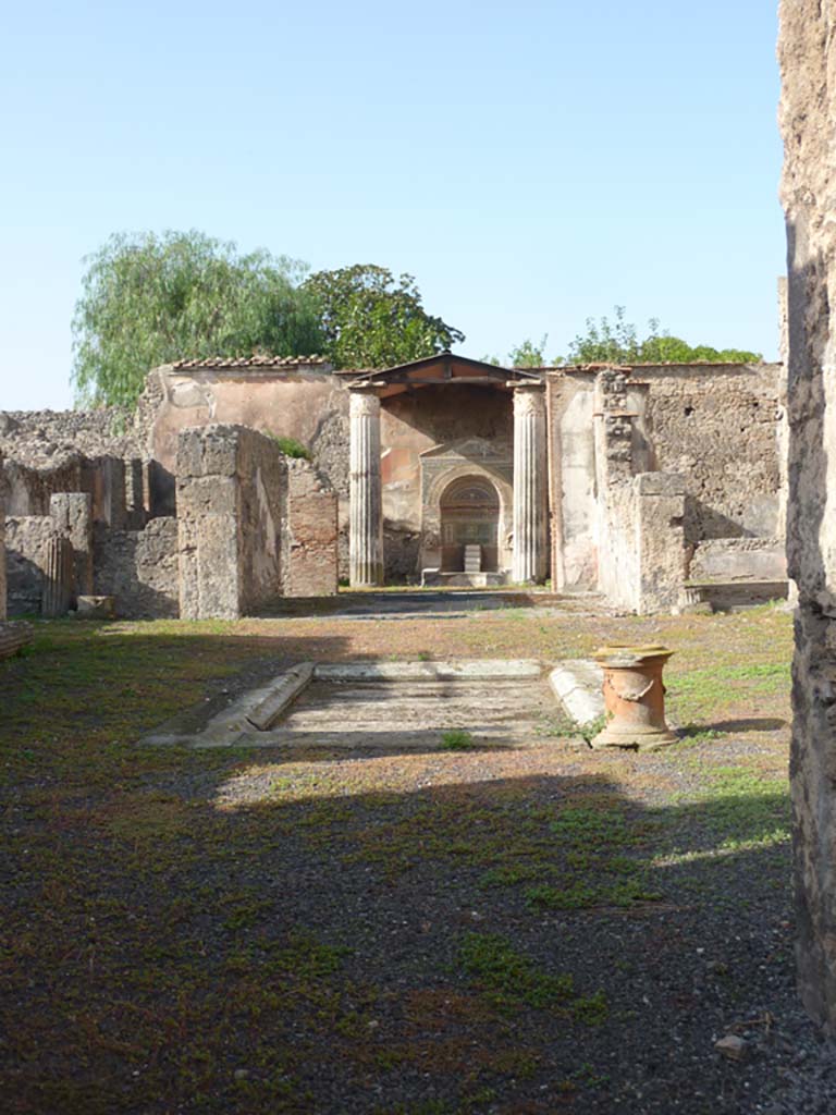 VI.8.22 Pompeii. October 2014. Looking west across atrium from entrance corridor.
Foto Annette Haug, ERC Grant 681269 DÉCOR.

