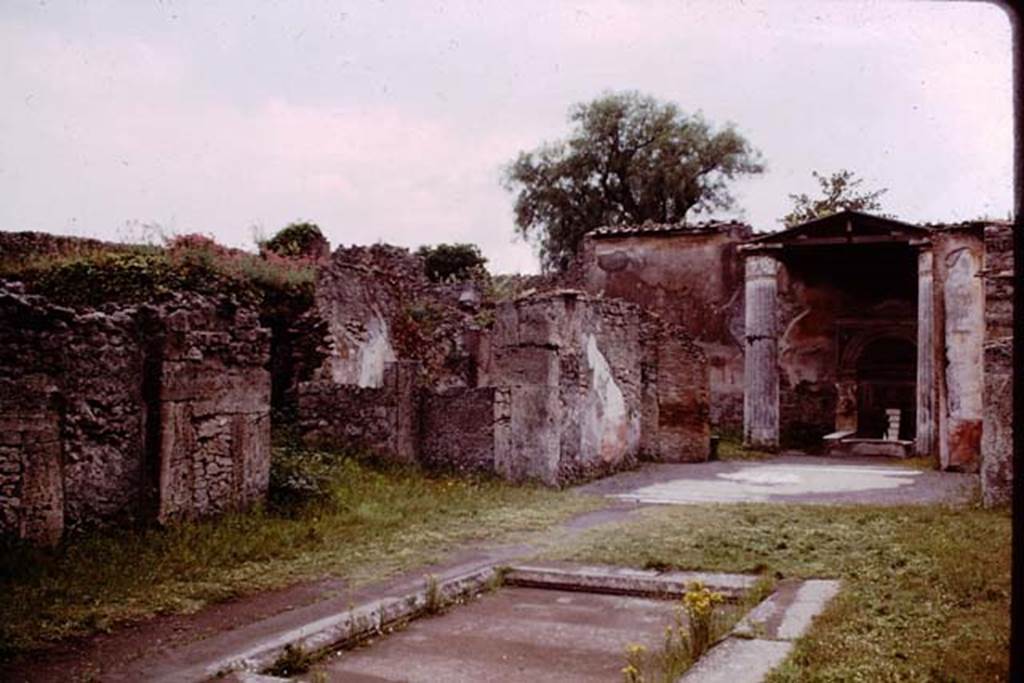 VI.8.22 Pompeii. 1964. Looking west across south side of atrium to south wall of tablinum, and garden beyond.  Photo by Stanley A. Jashemski.
Source: The Wilhelmina and Stanley A. Jashemski archive in the University of Maryland Library, Special Collections (See collection page) and made available under the Creative Commons Attribution-Non Commercial License v.4. See Licence and use details.
J64f1014
