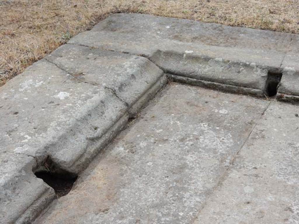 VI.8.22 Pompeii. May 2017. Drainage holes in east and south sides of impluvium.
Photo courtesy of Buzz Ferebee.
