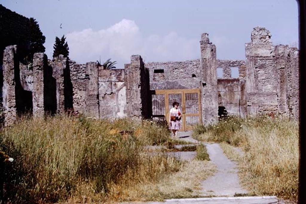 VI.8.22 Pompeii, 1978. Looking east across atrium towards entrance doorway. Photo by Stanley A. Jashemski.   
Source: The Wilhelmina and Stanley A. Jashemski archive in the University of Maryland Library, Special Collections (See collection page) and made available under the Creative Commons Attribution-Non Commercial License v.4. See Licence and use details. J78f0032
