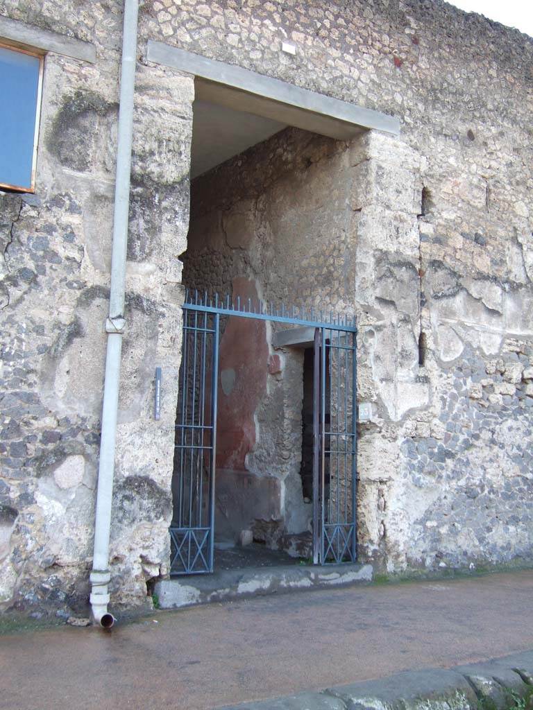 VI.8.23 Pompeii. December 2006. Entrance with painted plaster on the north wall of the entrance corridor.