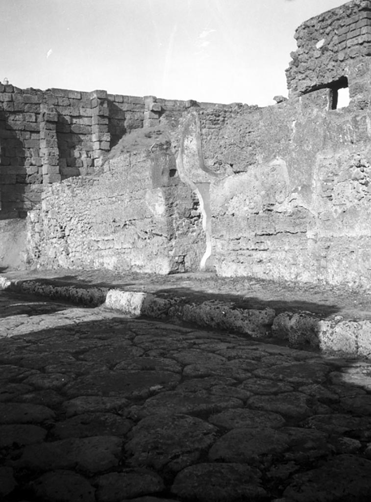 VI.9.1 Pompeii. W627. Looking north-east at façade, on Via Mercurio.
Photo by Tatiana Warscher. Photo © Deutsches Archäologisches Institut, Abteilung Rom, Arkiv. 
See Warscher, T, 1938: Codex Topographicus Pompejanus, Regio VI, insula 9: Pars prima, (no.6), DAIR, Rome.  
