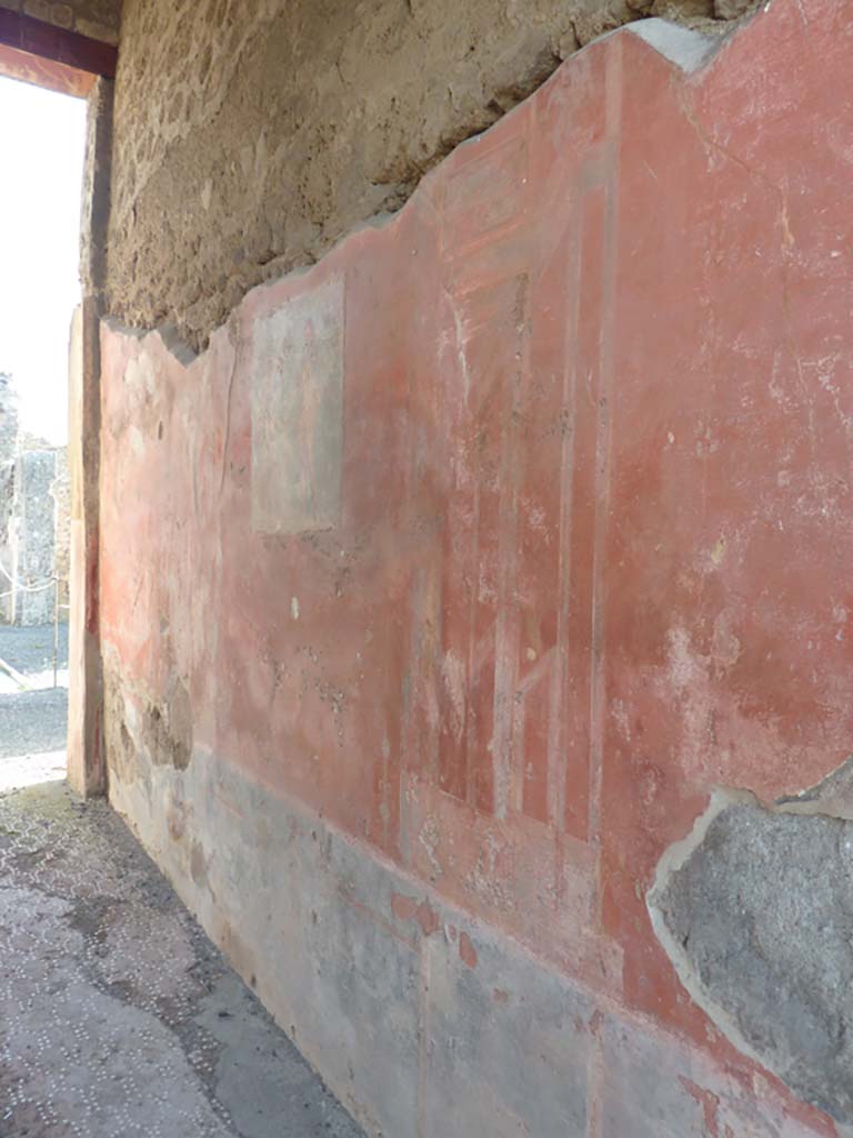 VI.9.2 Pompeii.   September 2004.  Wall painting on North side of entrance corridor 1. 
