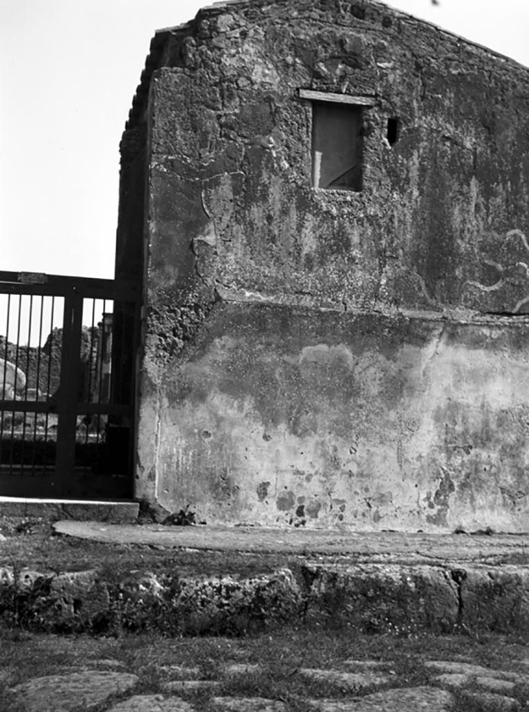 VI.9.3 Pompeii. W 667. Façade on north side of entrance doorway.Photo ...