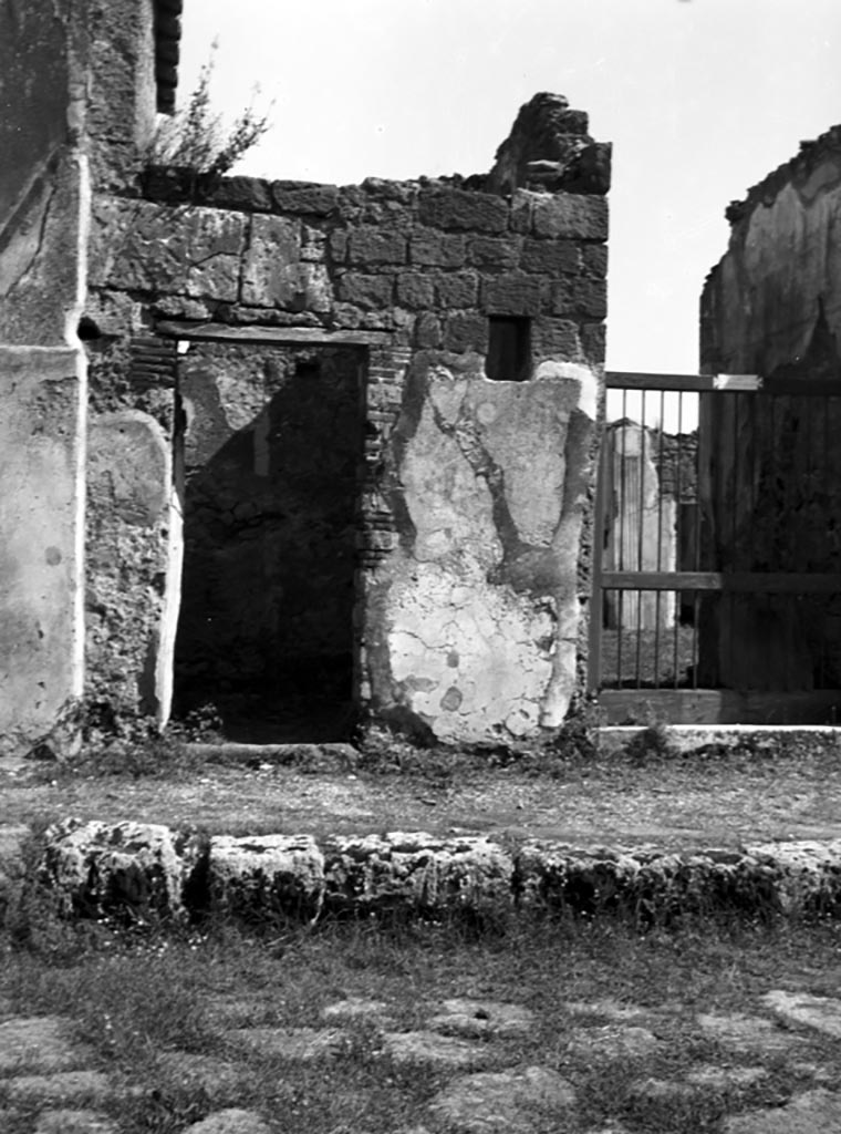VI.9.4 and VI.9.5 Pompeii. W 664. Façade and entrance doorways on Via Mercurio.
Photo by Tatiana Warscher. Photo © Deutsches Archäologisches Institut, Abteilung Rom, Arkiv. 
