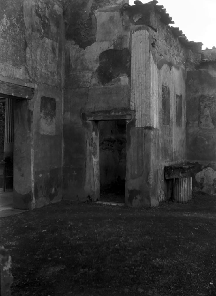 VI.9.6 Pompeii. W.792. Room 4 with doorway to room 5 in west wall of south-west side of the atrium.
The doorway leading into the peristyle is on the left.
Photo by Tatiana Warscher. Photo © Deutsches Archäologisches Institut, Abteilung Rom, Arkiv. 
