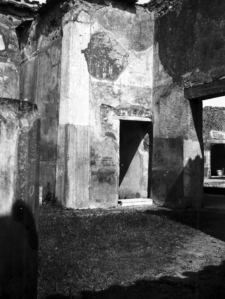 VI.9.6 Pompeii. W.793.
Room 3, atrium with doorway to room 7 (centre) in south-east side of atrium, with doorway to peristyle (on right).
Photo by Tatiana Warscher. Photo © Deutsches Archäologisches Institut, Abteilung Rom, Arkiv. 
