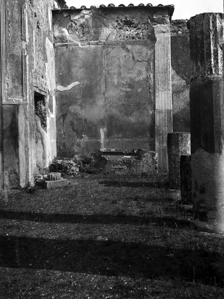 VI.9.6 Pompeii. W.797, Room 3, atrium, looking towards south wall, east side outside room 8.
Photo by Tatiana Warscher. Photo © Deutsches Archäologisches Institut, Abteilung Rom, Arkiv. 
