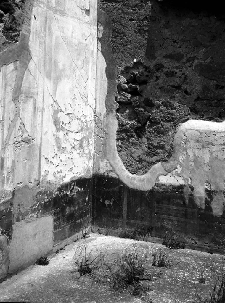 VI.9.6 Pompeii. W.822. Room 14, north-east corner.
Photo by Tatiana Warscher. Photo © Deutsches Archäologisches Institut, Abteilung Rom, Arkiv. 
