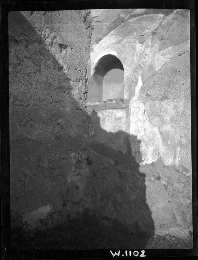 VI.9.7 Pompeii. W1102. Lararium niche in north-west corner of room 15.
Photo by Tatiana Warscher. Photo © Deutsches Archäologisches Institut, Abteilung Rom, Arkiv. 
