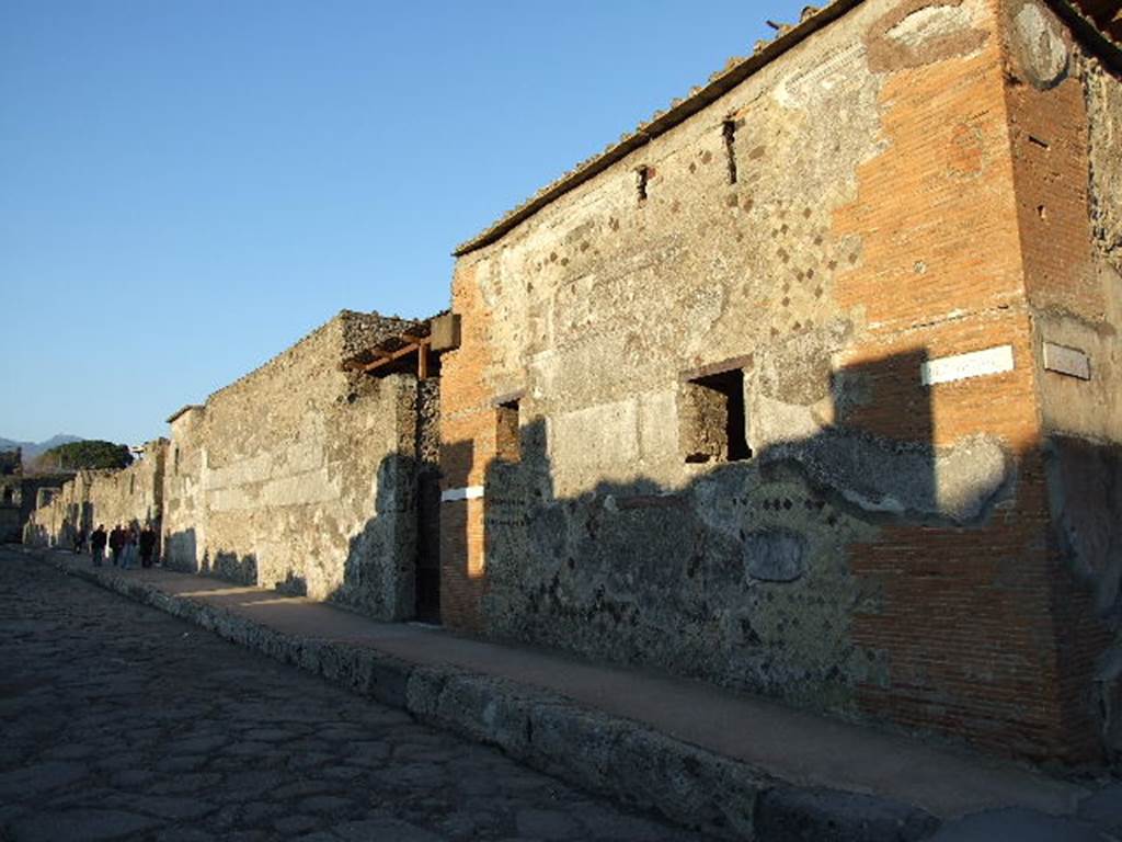VI.9.7 Pompeii.  December 2006. Front wall and entrance on Via Mercurio.