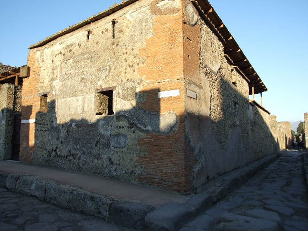 VI.9.7 Pompeii.  Corner of Via di Mercurio and Vico di Mercurio.  December 2006