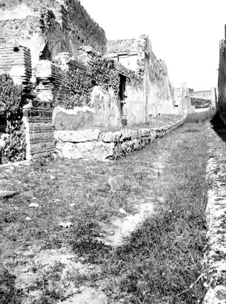 231579 Bestand-D-DAI-ROM-W.0947.jpg
VI.9.8/9 Pompeii. W947. Faade on Vicolo del Fauno, looking north.
Photo by Tatiana Warscher. With kind permission of DAI Rome, whose copyright it remains. 
See http://arachne.uni-koeln.de/item/marbilderbestand/231579
