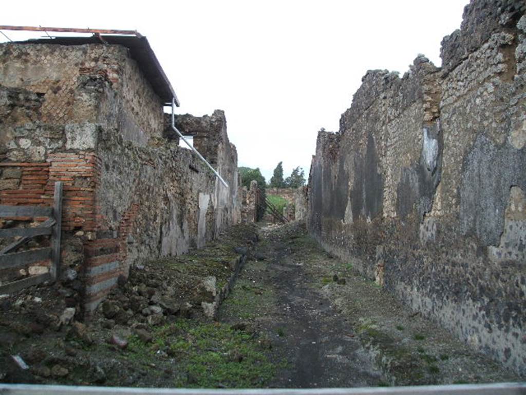 VI.9.8 Pompeii. December 2004. Vicolo del Fauno, looking north.       VI.11