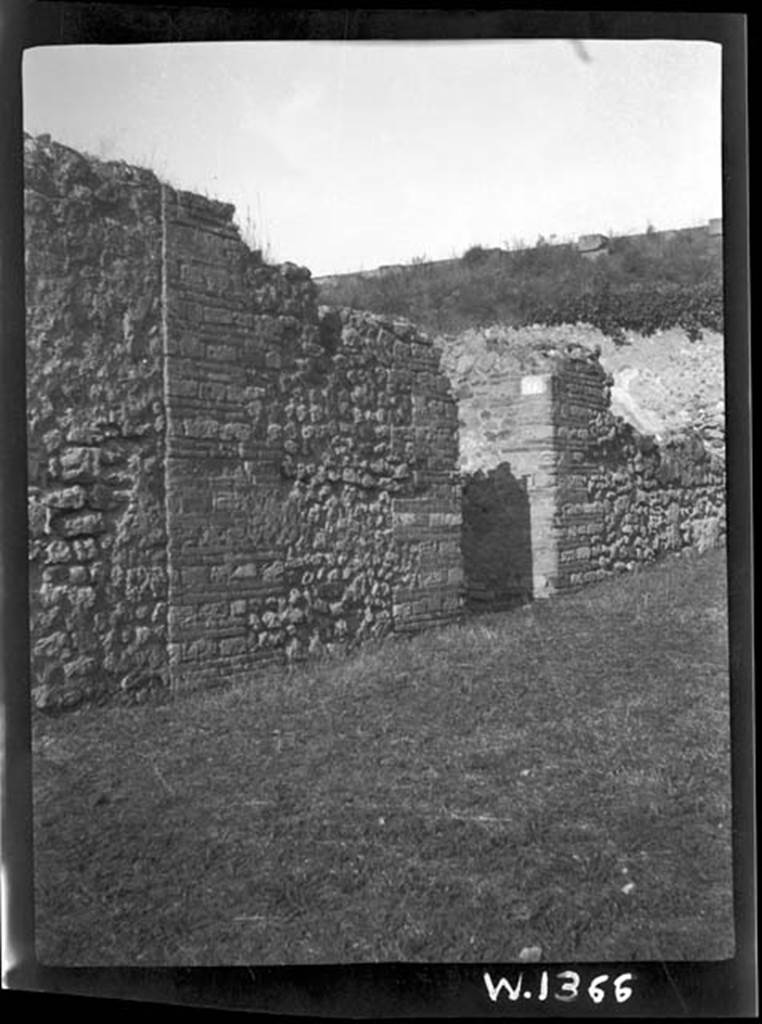 230456 Bestand-D-DAI-ROM-W.1366.jpg
6.9.14 Pompeii.  W.1366. Entrance doorway, looking north-west.
Photo by Tatiana Warscher. With kind permission of DAI Rome, whose copyright it remains. 
See http://arachne.uni-koeln.de/item/marbilderbestand/230456 
