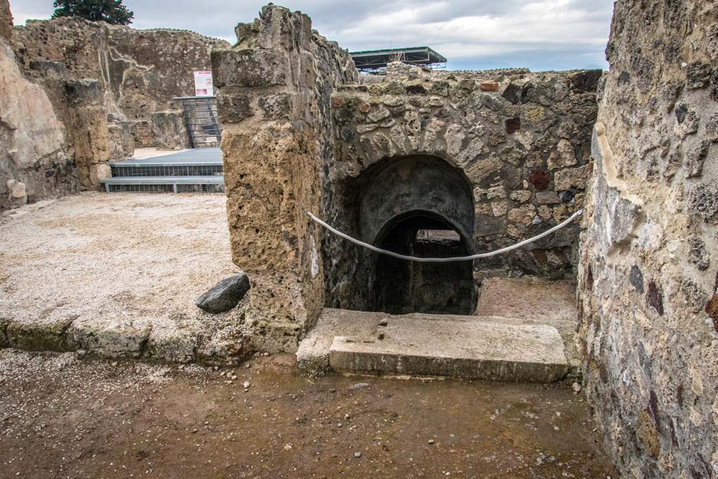 VI.10.7 Pompeii. January 2019. 
Room 12, stairs to lower level and garden, on south side of tablinum, on left. Photo courtesy of Johannes Eber.
