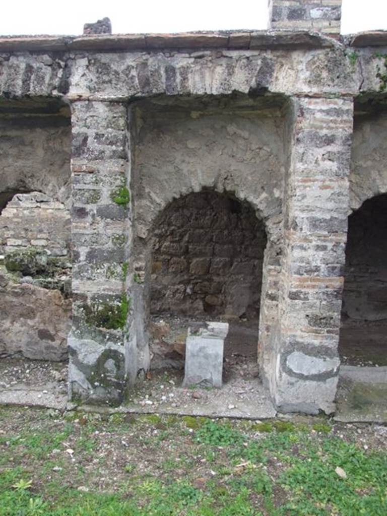 VI.10.7 Pompeii. March 2009. Room 15, west side of garden area with arched recess 2 on south side of doorway.
