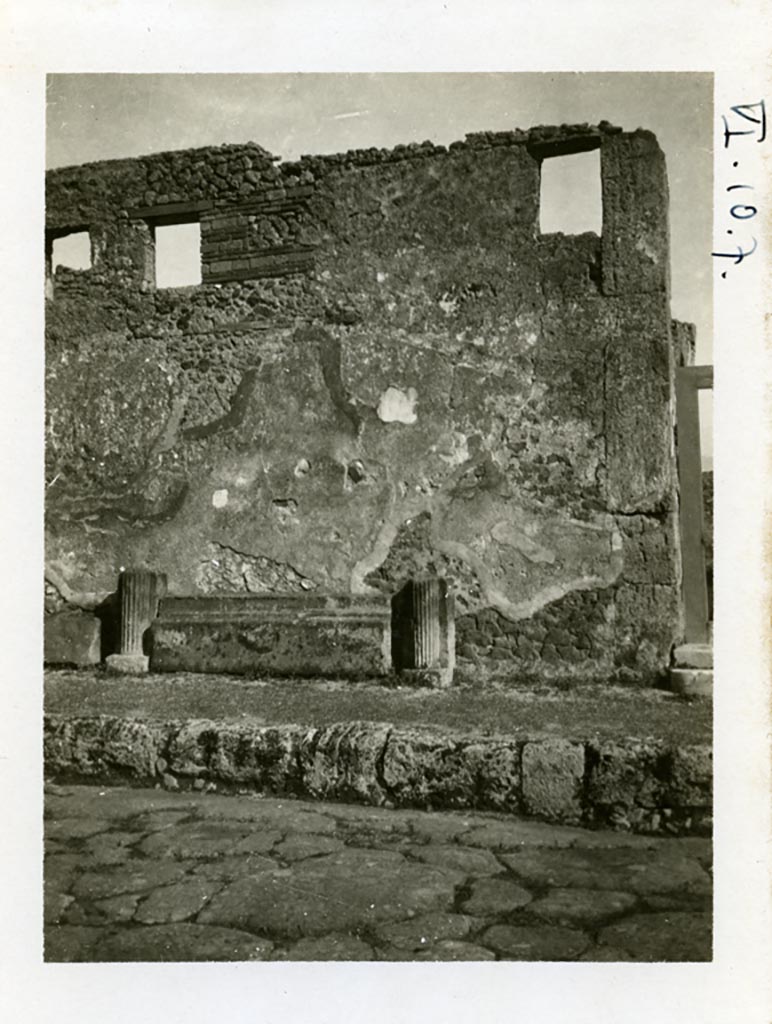 VI.10.7 Pompeii. 1937-39. Looking east to exterior front facade on north side of entrance doorway. Photo courtesy of American Academy in Rome, Photographic Archive.  Warsher collection no. 1731
