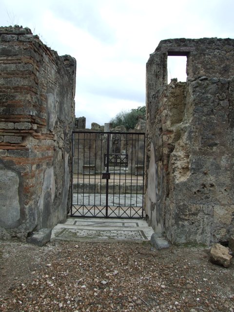 VI.10.7 Pompeii. March 2009. Room 1, atrium.  Looking west to Via di Mercurio through entrance fauces.
