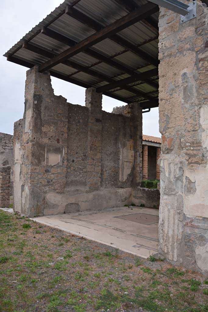 VI.11.10 Pompeii. October 2017. Room 33, looking north-west towards west wall of tablinum.
Foto Annette Haug, ERC Grant 681269 DÉCOR
