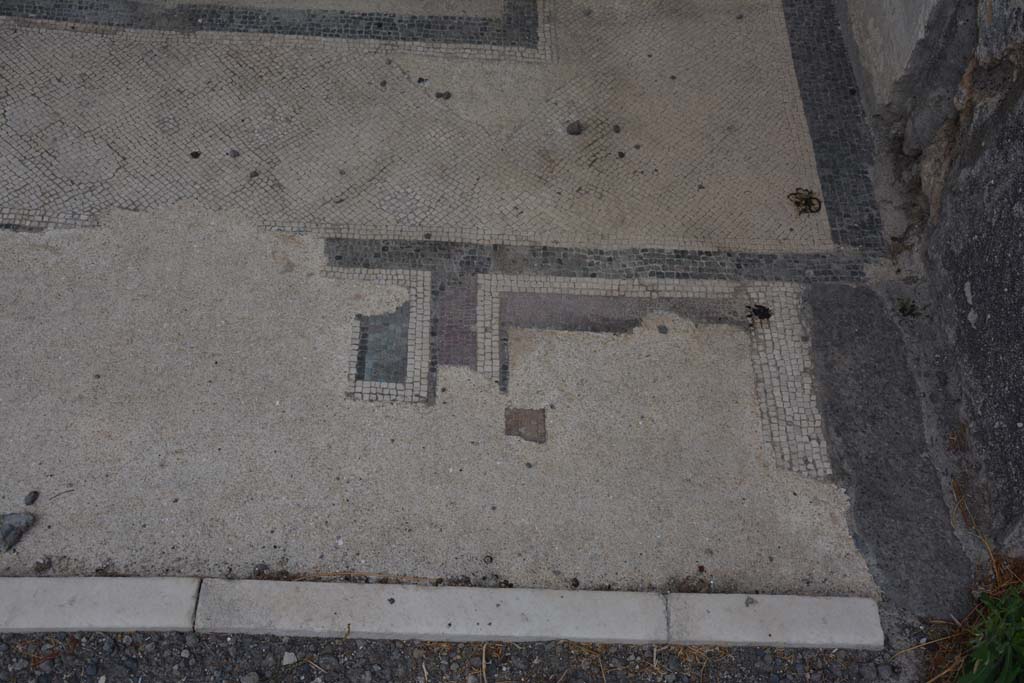 VI.11.10 Pompeii. October 2017. Room 33, doorway threshold from east side of tablinum.
Foto Annette Haug, ERC Grant 681269 DÉCOR

