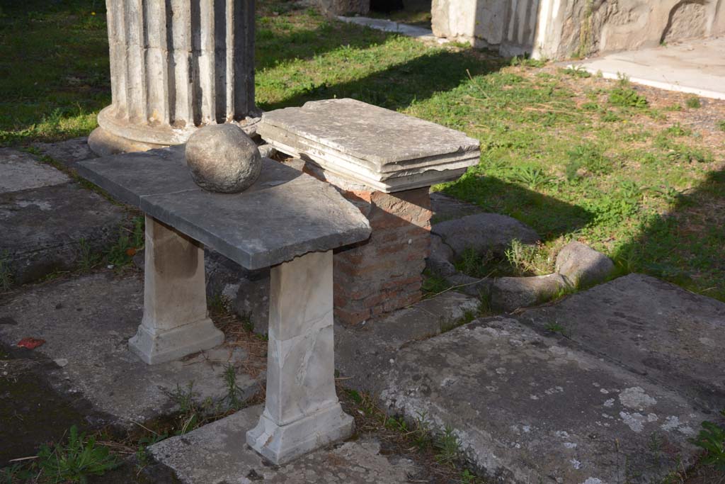 VI.11.10 Pompeii. October 2017. 
Atrium 27, looking north-west across impluvium towards marble table, stone ball and cistern-mouth on north side.
Foto Annette Haug, ERC Grant 681269 DÉCOR
