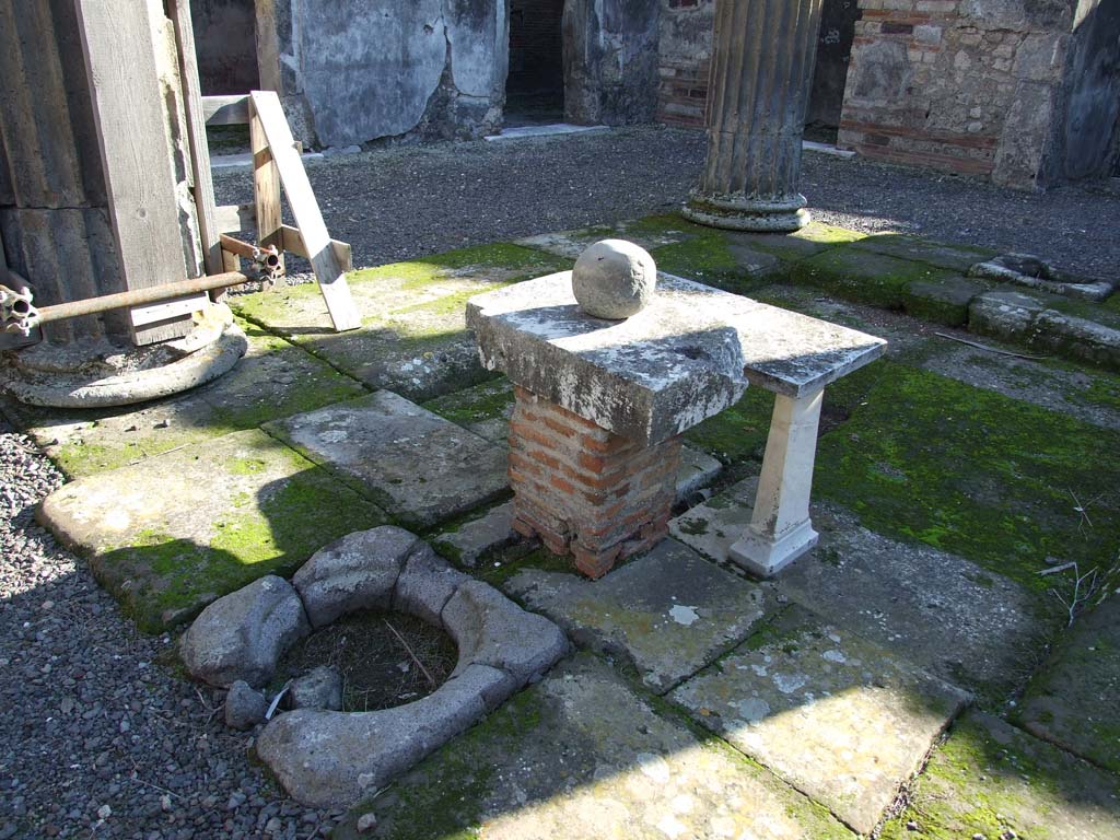 VI.11.10 Pompeii. December 2007.  Atrium 27 with marble table and stone ball, looking south-east.
