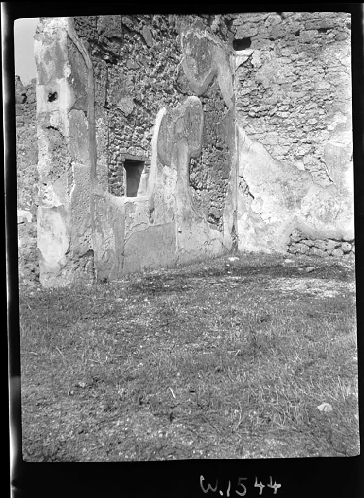 VI.11.12 Pompeii. W.1544. West wall and north-west corner of the north ala (18).
Looking towards the north-west corner with small window into the room (4), triclinium.
Photo by Tatiana Warscher. Photo © Deutsches Archäologisches Institut, Abteilung Rom, Arkiv. 
