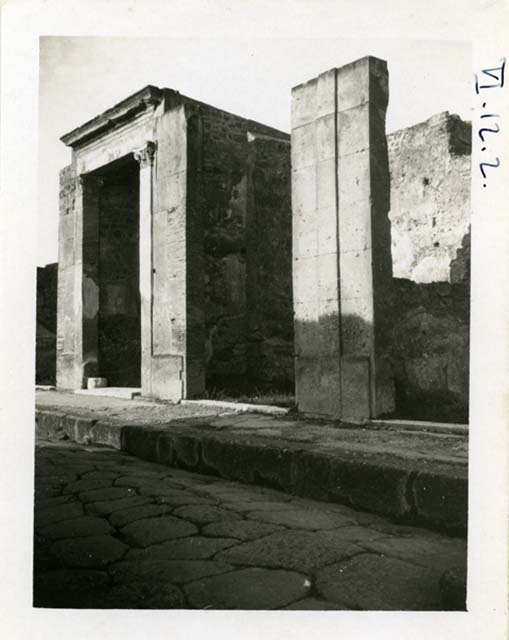 VI.12.2 Pompeii. pre-1937-39. Looking north to entrance doorway.
Photo courtesy of American Academy in Rome, Photographic Archive. Warsher collection no. 1415.

