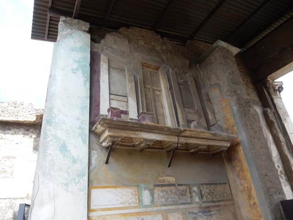 VI.12.2 Pompeii. May 2015. Entrance fauces, lower east wall. 
Photo courtesy of Buzz Ferebee.
