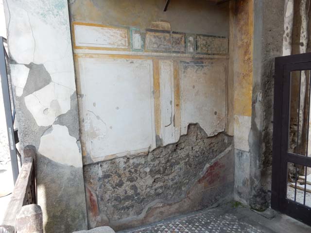 VI.12.2 Pompeii. May 2015. Entrance fauces, detail from lower east wall. 
Photo courtesy of Buzz Ferebee.
