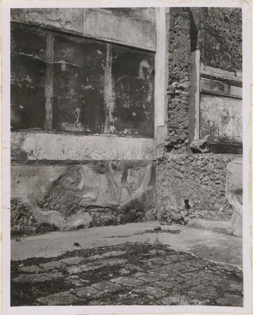 VI.12.2 Pompeii. Pre-1943. 
Looking towards north-west corner of triclinium/dining room 35 on west (left) side of tablinum.
See Warscher, T. (1946). Casa del Fauno, Swedish Institute, Rome. (p.27, n.35).
