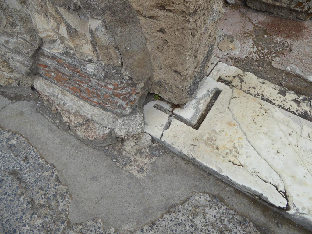 VI.12.2 Pompeii. September 2017. Triclinium 34, detail of west side of doorway threshold.
Foto Annette Haug, ERC Grant 681269 DÉCOR.
