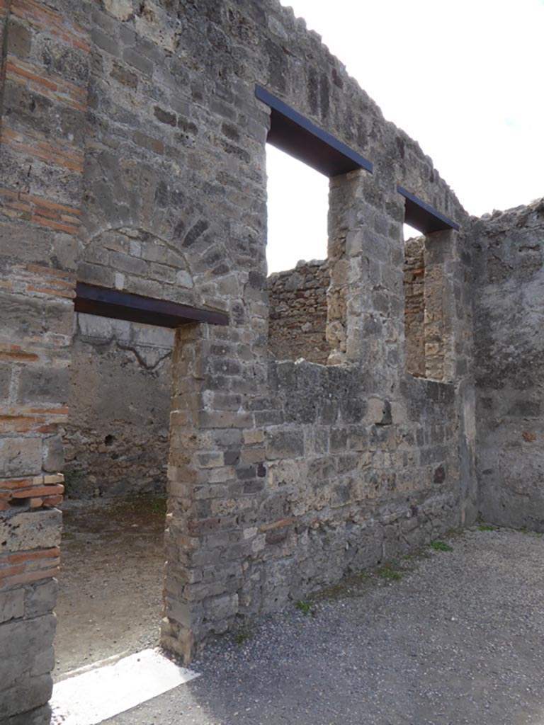 VI.12.2 Pompeii. September 2015. Looking towards south-west corner of rear peristyle.
Foto Annette Haug, ERC Grant 681269 DÉCOR.
