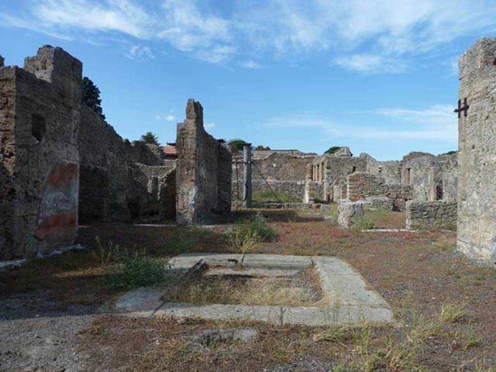 VI.13.6 Pompeii. September 2015. Looking north across atrium, from entrance.